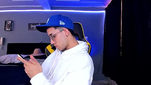 Snapshot of alexgiraldo__ chatting on 10.04.25 alexgiraldo online show from 10.04.25