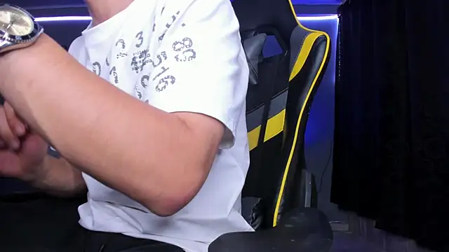 Snapshot of alexgiraldo__ chatting on 10.05.25 alexgiraldo online show from 10.05.25