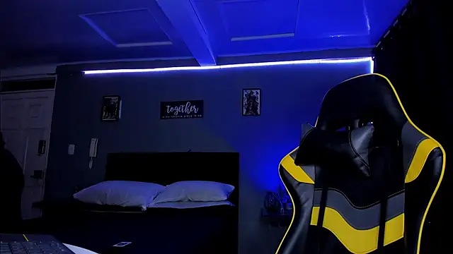 Snapshot of alexgiraldo__ chatting on 10.13.25 alexgiraldo online show from 10.13.25