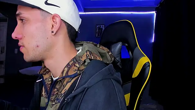 Snapshot of alexgiraldo__ chatting on 10.14.25 alexgiraldo online show from 10.14.25