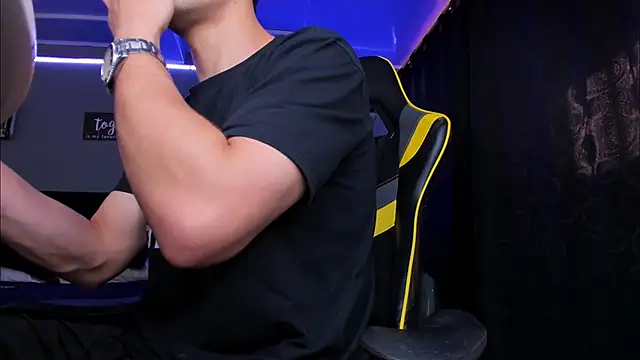 Snapshot of alexgiraldo__ chatting on 10.21.25 alexgiraldo online show from 10.21.25