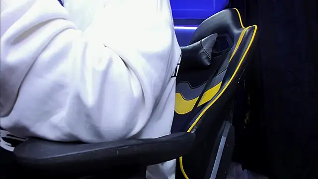 Snapshot of alexgiraldo__ chatting on 11.05.25 alexgiraldo online show from 11.05.25