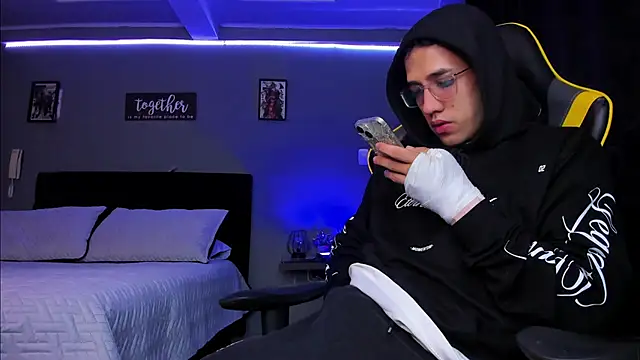 Snapshot of alexgiraldo__ chatting on 11.24.25 alexgiraldo online show from 11.24.25