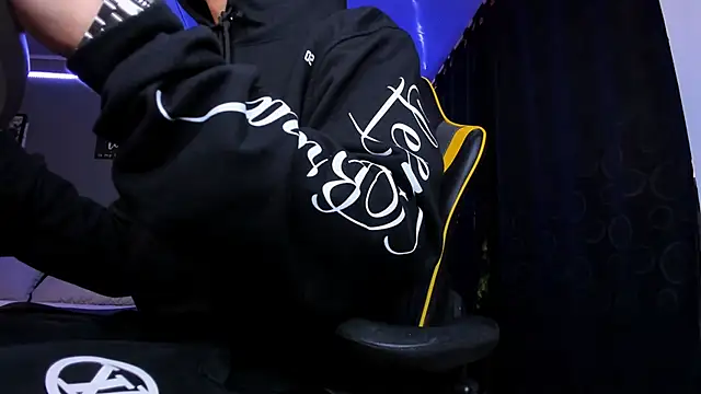 Snapshot of alexgiraldo__ chatting on 12.04.25 alexgiraldo online show from 12.04.25