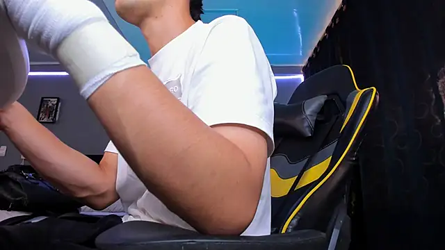 Snapshot of alexgiraldo__ chatting on 12.05.25 alexgiraldo online show from 12.05.25