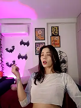 Snapshot of mishelkrave_ chatting on 10.28.25 mishelkrave online show from 10.28.25