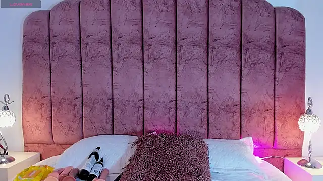 Snapshot of ValeskaZuev1 chatting on 09.24.25 ValeskaZuev1 online show from 09.24.25