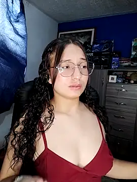 Snapshot of Mia___15 chatting on 10.21.25 Mia 15 online show from 10.21.25