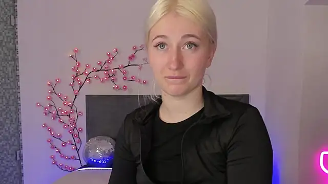 HollyTailors online show from 04.11.26