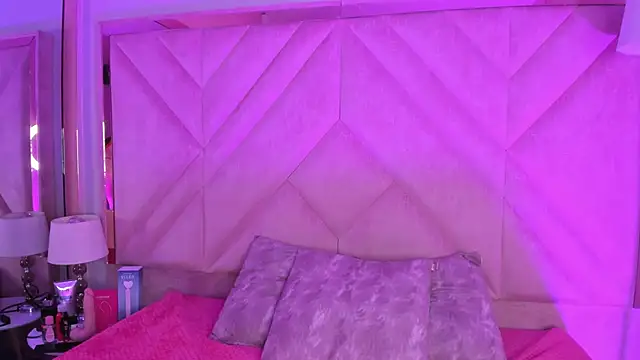 SofiJones  online show from 11.10.25