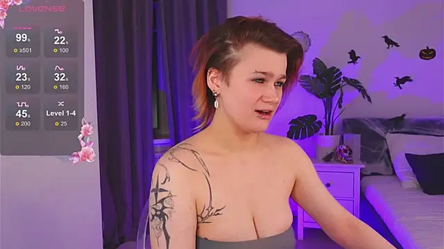 Snapshot of Peach_Avalanche chatting on 10.21.25 Peach Avalanche online show from 10.21.25