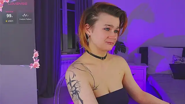 Snapshot of Peach_Avalanche chatting on 11.06.25 Peach Avalanche online show from 11.06.25