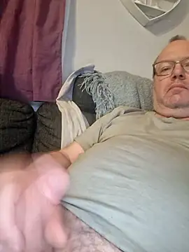 Snapshot of pettson72 chatting on 04.21.26 pettson72 online show from 04.21.26