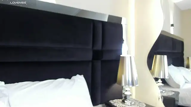 CarolineLee  online show from 07.08.26