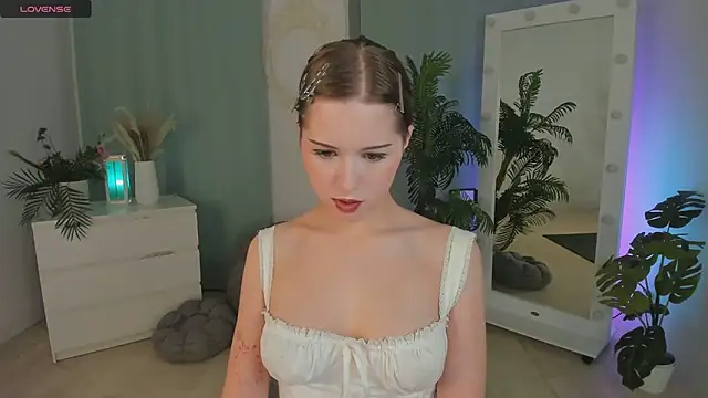 Snapshot of JanetMoor chatting on 11.28.25 JanetMoor online show from 11.28.25