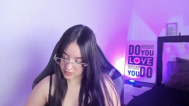 Snapshot of KimGarces chatting on 09.17.25 KimGarces online show from 09.17.25