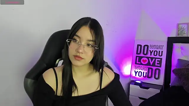 Snapshot of KimGarces chatting on 09.18.25 KimGarces online show from 09.18.25