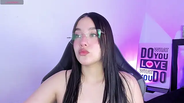 Snapshot of KimGarces chatting on 09.19.25 KimGarces online show from 09.19.25