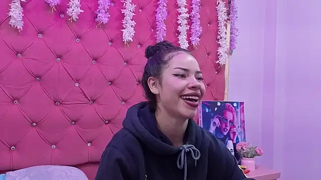 Nanis James online show from 11.09.25