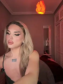 Snapshot of lacattiva chatting on 11.21.25 lacattiva online show from 11.21.25