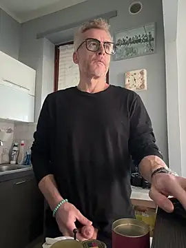 Axl hot online show from 04.04.26