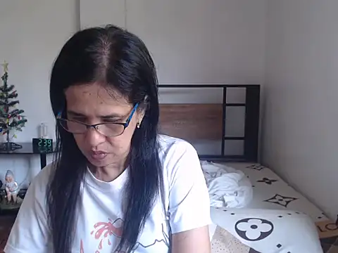 Prettysweetmum online show from 04.12.26