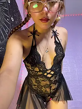 Snapshot of ZeziGamingg chatting on 02.18.26 ZeziGamingg online show from 02.18.26