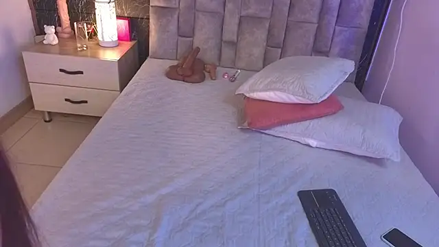 Snapshot of emmi_collinss chatting on 10.04.25 emmi collinss online show from 10.04.25