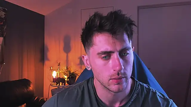 Snapshot of Oscar_Miller_ chatting on 10.05.25 Oscar Miller online show from 10.05.25