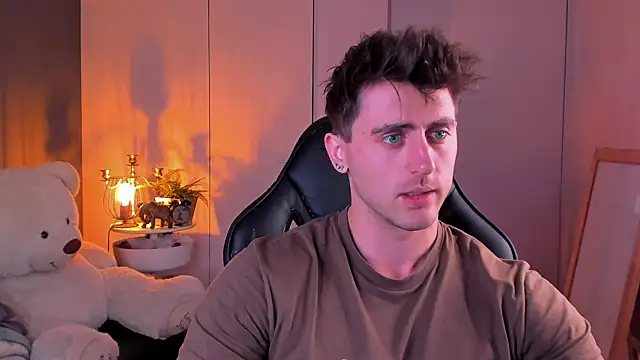 Snapshot of Oscar_Miller_ chatting on 10.24.25 Oscar Miller online show from 10.24.25