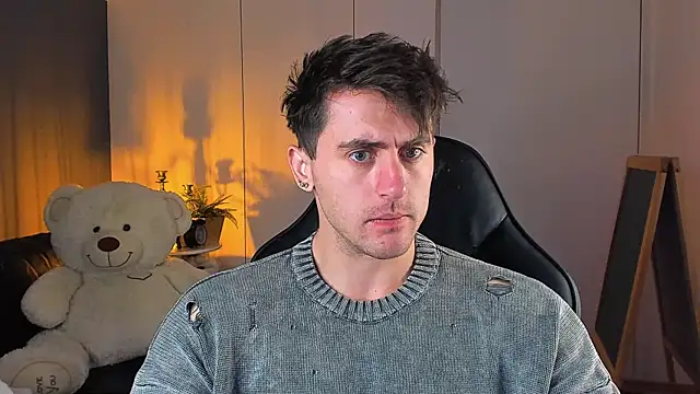 Snapshot of Oscar_Miller_ chatting on 11.01.25 Oscar Miller online show from 11.01.25