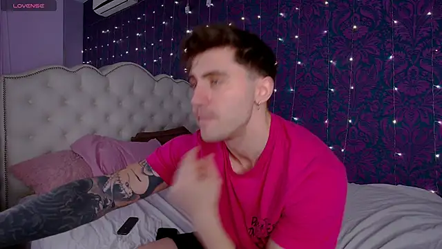 Snapshot of Oscar_Miller_ chatting on 11.21.25 Oscar Miller online show from 11.21.25