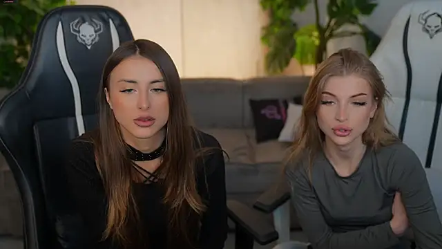 Snapshot of Luna_secretgirl chatting on 11.24.25 Luna secretgirl online show from 11.24.25