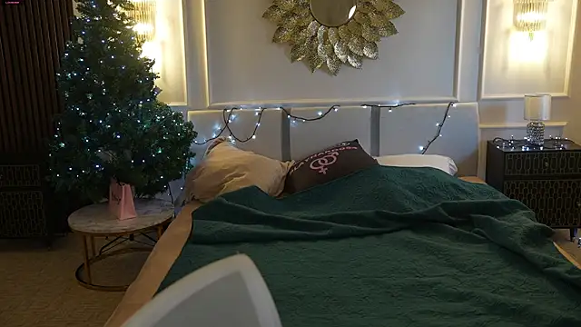 Snapshot of Luna_secretgirl chatting on 12.17.25 Luna secretgirl online show from 12.17.25