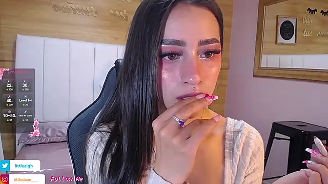 Abril Velvet a  online show from 10.08.25