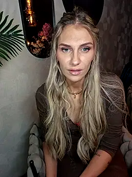 Snapshot of Melody1600 chatting on 10.04.25 Melody1600 online show from 10.04.25