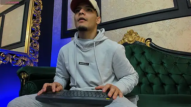 Snapshot of AlessandroKiing chatting on 09.28.25 AlessandroKiing online show from 09.28.25