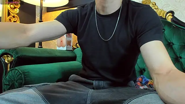 Snapshot of AlessandroKiing chatting on 03.31.26 AlessandroKiing online show from 03.31.26