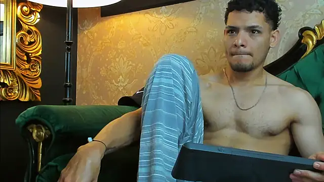 Snapshot of AlessandroKiing chatting on 07.18.26 AlessandroKiing online show from 07.18.26