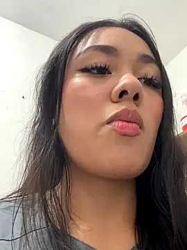 Snapshot of Mariaotalvaro chatting on 10.29.25 Mariaotalvaro online show from 10.29.25