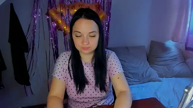 Snapshot of VoxxAura chatting on 09.28.25 VoxxAura online show from 09.28.25