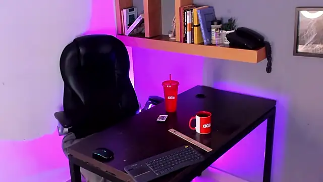 Snapshot of pinkk_deemon chatting on 01.18.26 pinkk deemon online show from 01.18.26