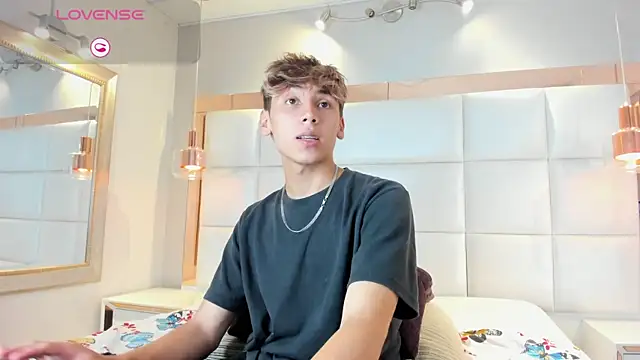 Twinkie Hung online show from 09.20.25