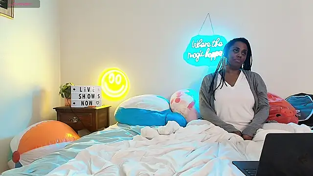 Snapshot of GigiMcFee chatting on 09.18.25 GigiMcFee online show from 09.18.25