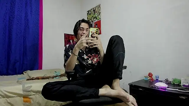 Snapshot of golden_ryyan chatting on 11.30.25 golden ryyan online show from 11.30.25