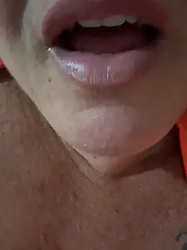 Snapshot of MaluLemos chatting on 10.04.25 MaluLemos online show from 10.04.25