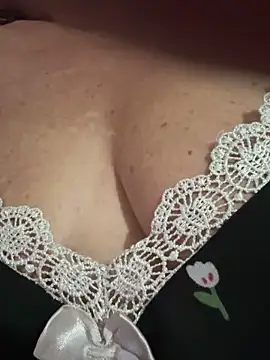 Snapshot of MaluLemos chatting on 10.13.25 MaluLemos online show from 10.13.25