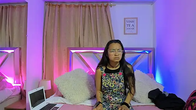 Snapshot of bravepetunia chatting on 10.17.25 bravepetunia online show from 10.17.25