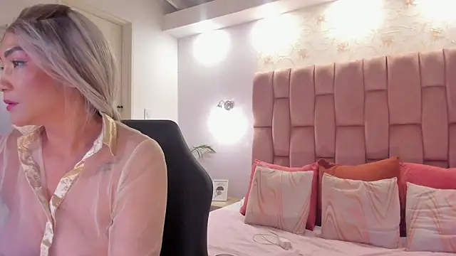 aishathornee online show from 10.08.25