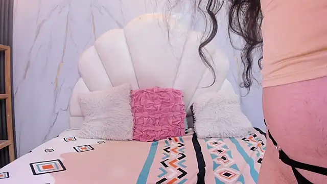 Snapshot of Nicol_Chang chatting on 10.28.25 Nicol Chang online show from 10.28.25